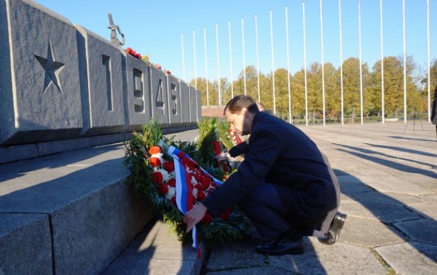 Представители посольства России возлагают венки к памятнику воинам-освободителям Риги