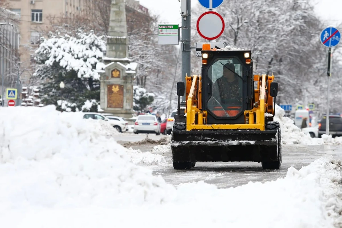 Для расчистки улиц от снега в Краснодаре задействуют 49 единиц техники