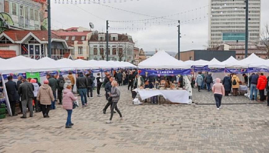 Там уже толпа: ярмарка фирменных товаров из Китая – в центре Владивостока