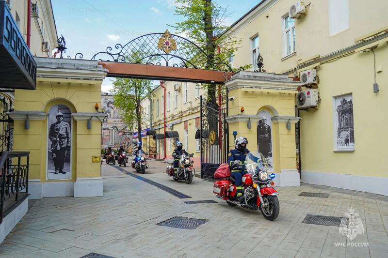 Группы экстренного реагирования на пожарно-спасательных мотоциклах МЧС России обеспечивают безопасность в столице