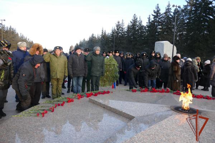 Память героев: Росгвардейцы Омска почтили павших защитников Отечества в Парке Победы