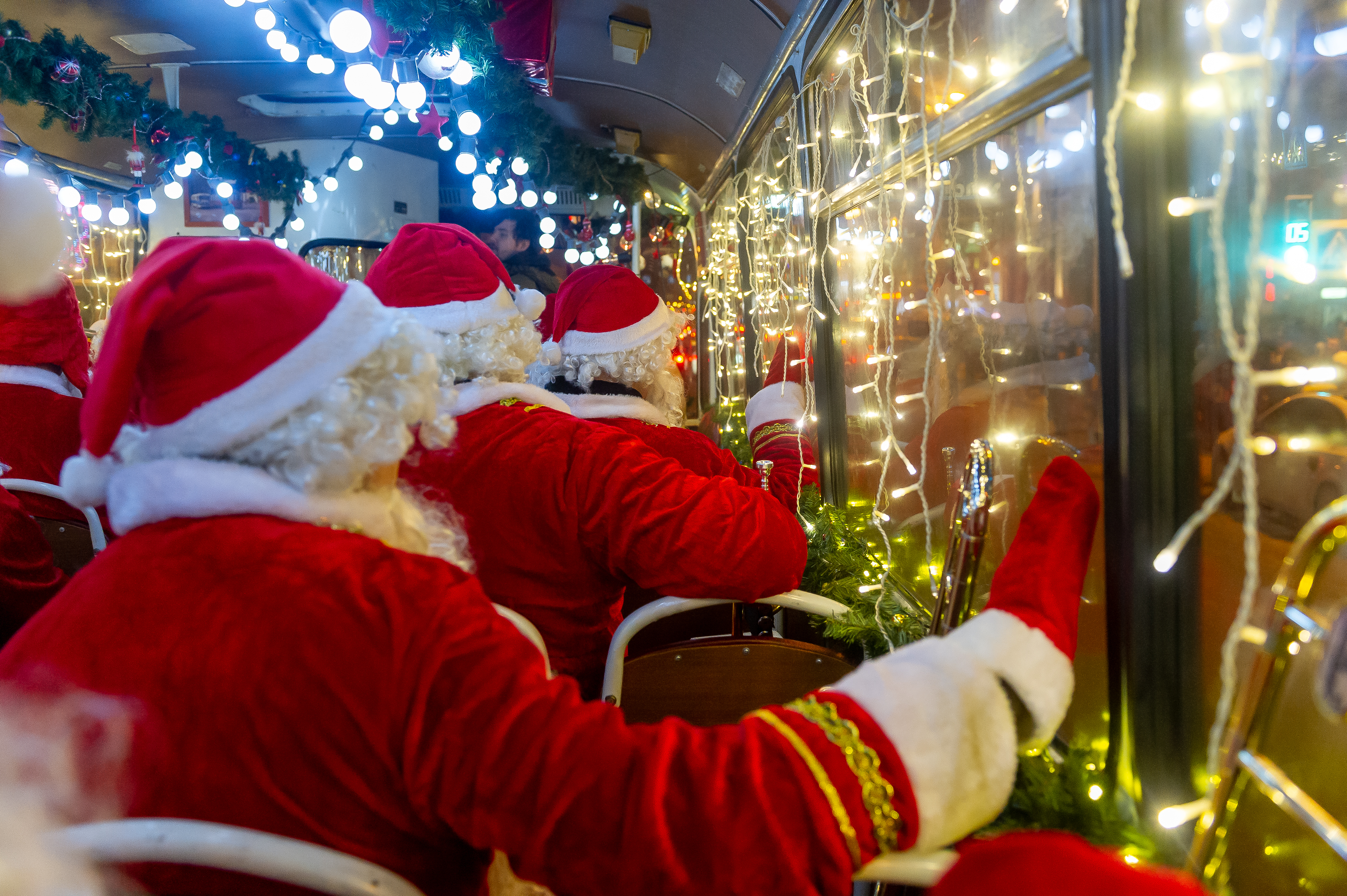 Новогодний автобус. Встреча нового года в автобусе. Новогодний троллейбус иваново. Галерея автобус новый год. Автобус новый год.