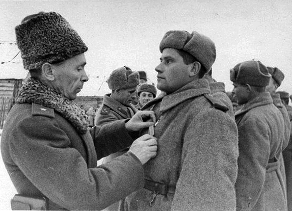 Генерал-лейтенант П.И. Батов вручает орден Ленина и медаль Золотая Звезда командиру противотанкового орудия сержанту Ивану