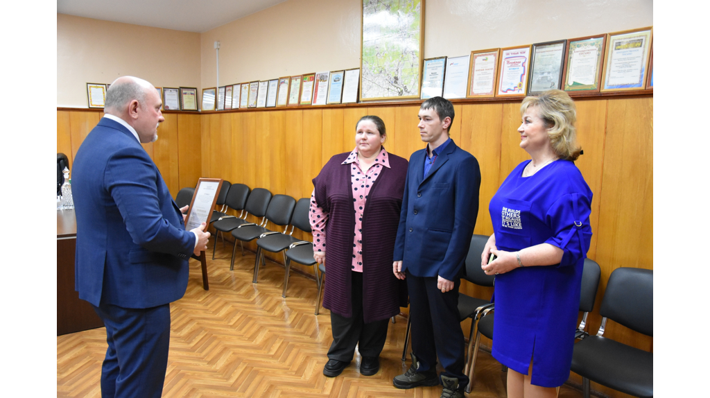 В Дятьково сироте вручили жилищный сертификат