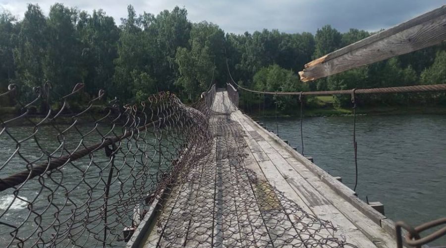 Поврежденный мост в Усть-Коксинском районе Республики Алтай