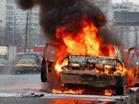 В ауле Карачаево-Черкесии сгорел Mercedes-Benz