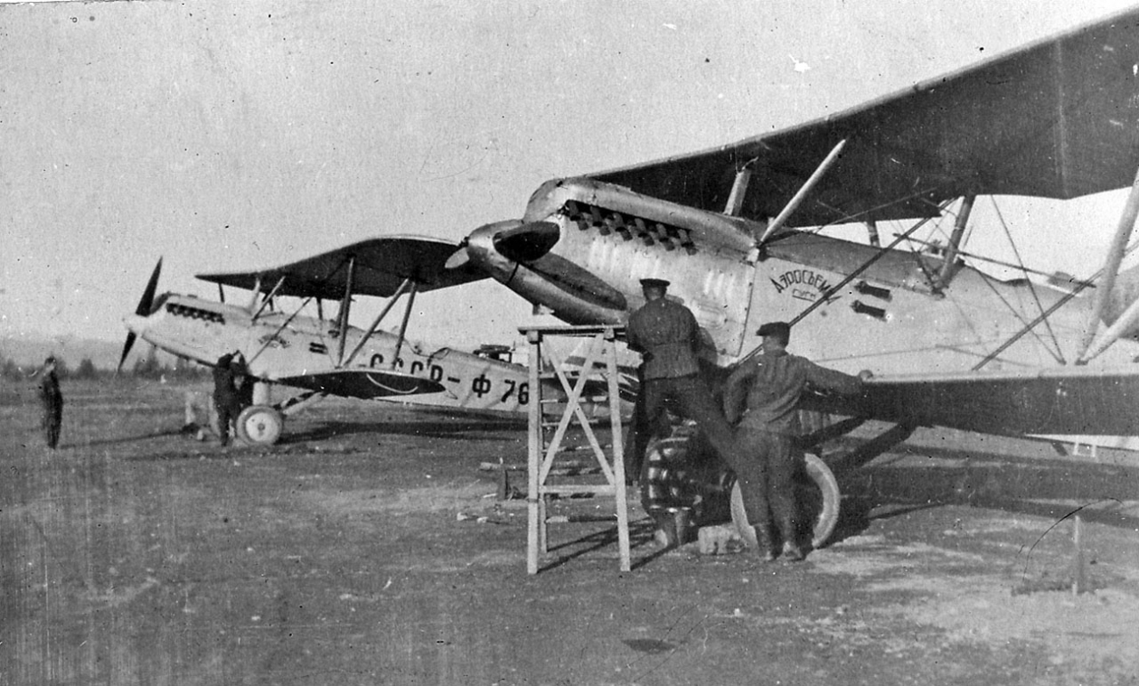 Самолеты П-5 авиаотряда Дальстроя, предназначенные для аэрофотосъемки, на аэродроме "13-й км". 40-е годы ХХ века