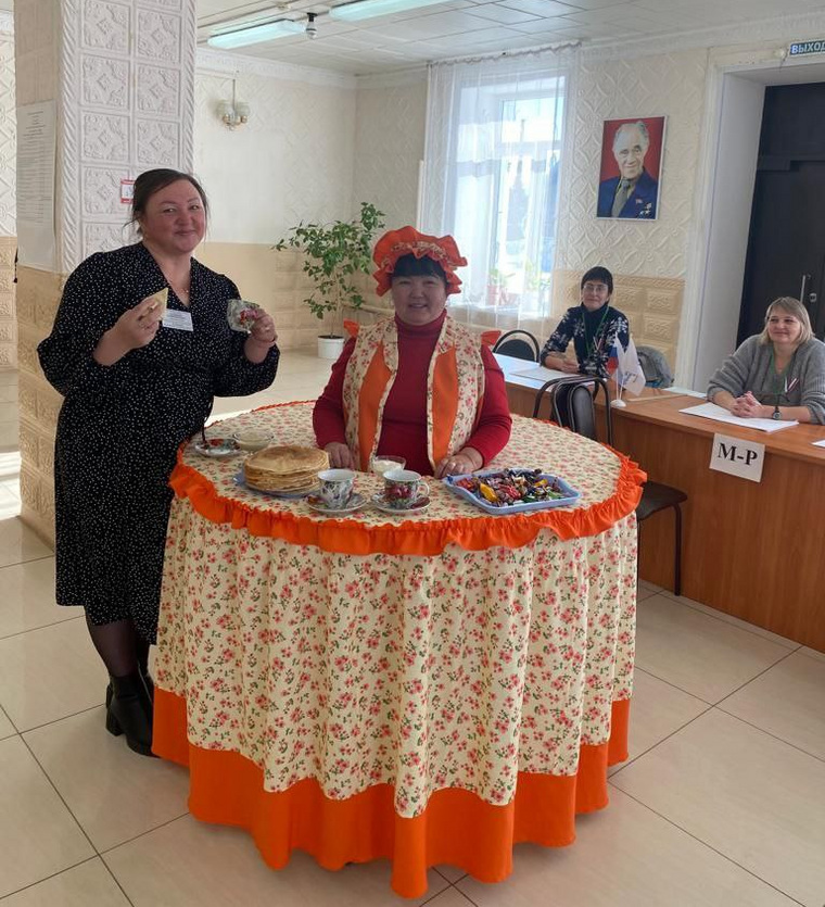 Женщина нарядилась в Масленицу и пришла в избирательный участок