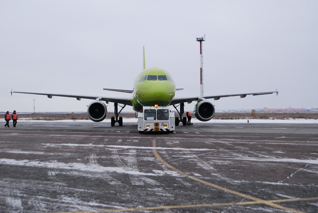 Полет на самолете омск. Самолеты сейчас. Аэропорт в Омске летное поле. Полеты самолетов сейчас. Омская компания самолеты.