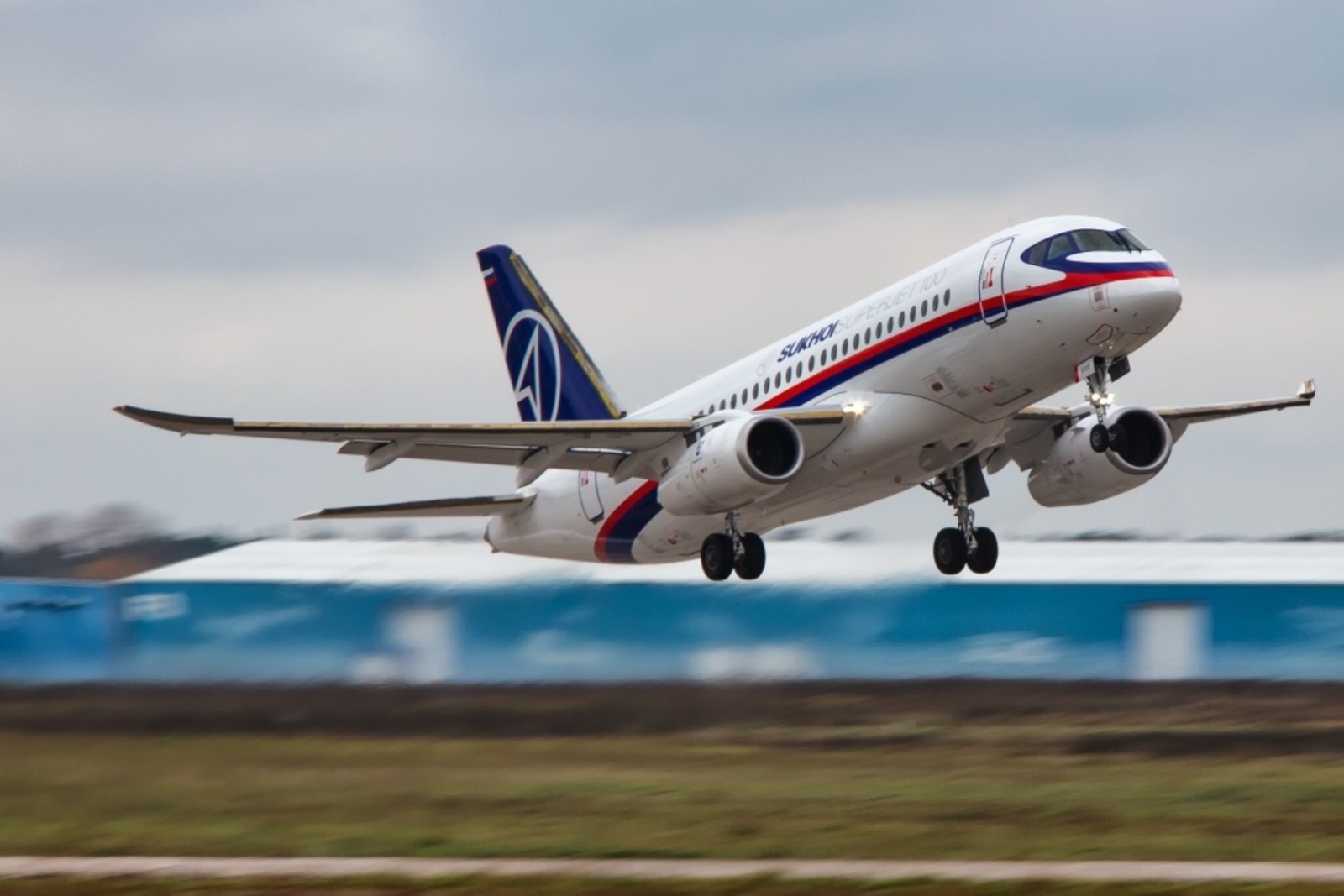 Гражданские самолеты россии. Суперджет 100. Sukhoi Superjet 100. Самолет Sukhoi SSJ 100. Воздушное судно сухой Суперджет 100.