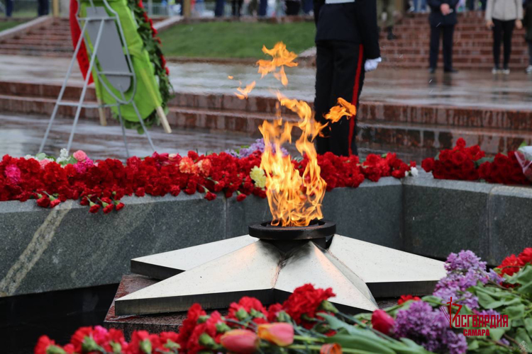 Начальник регионального управления Росгвардии возложил цветы к Вечному огню в Самаре