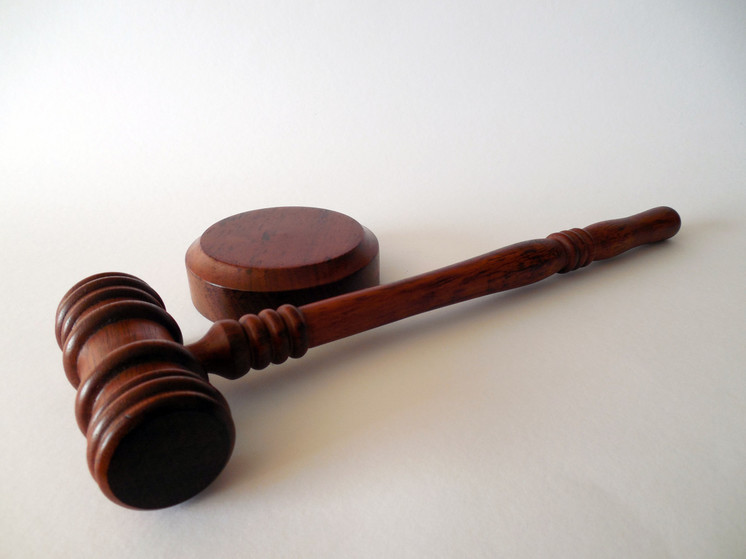 Суд в Курске приговорил продавщицу к исправработам за продажу алкоголя подросткам