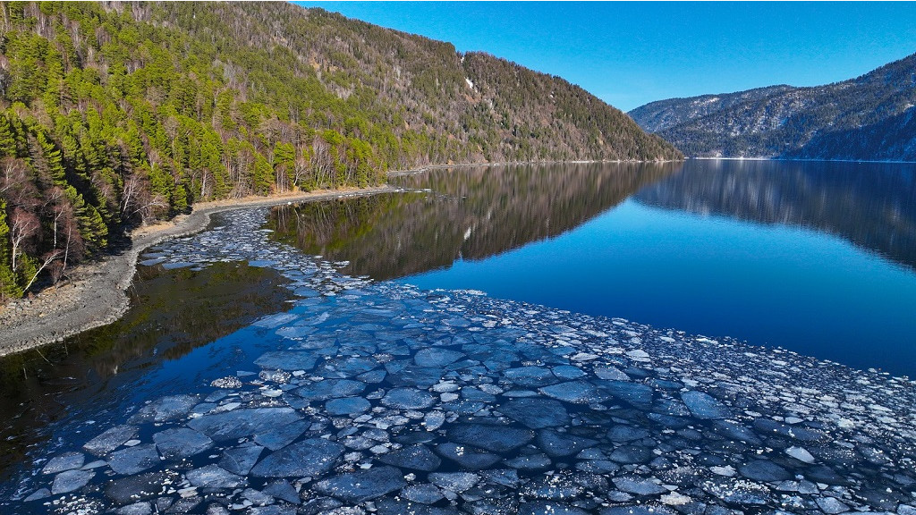 Как изящно освобождается от ледяных оков Телецкое озеро Фото №2