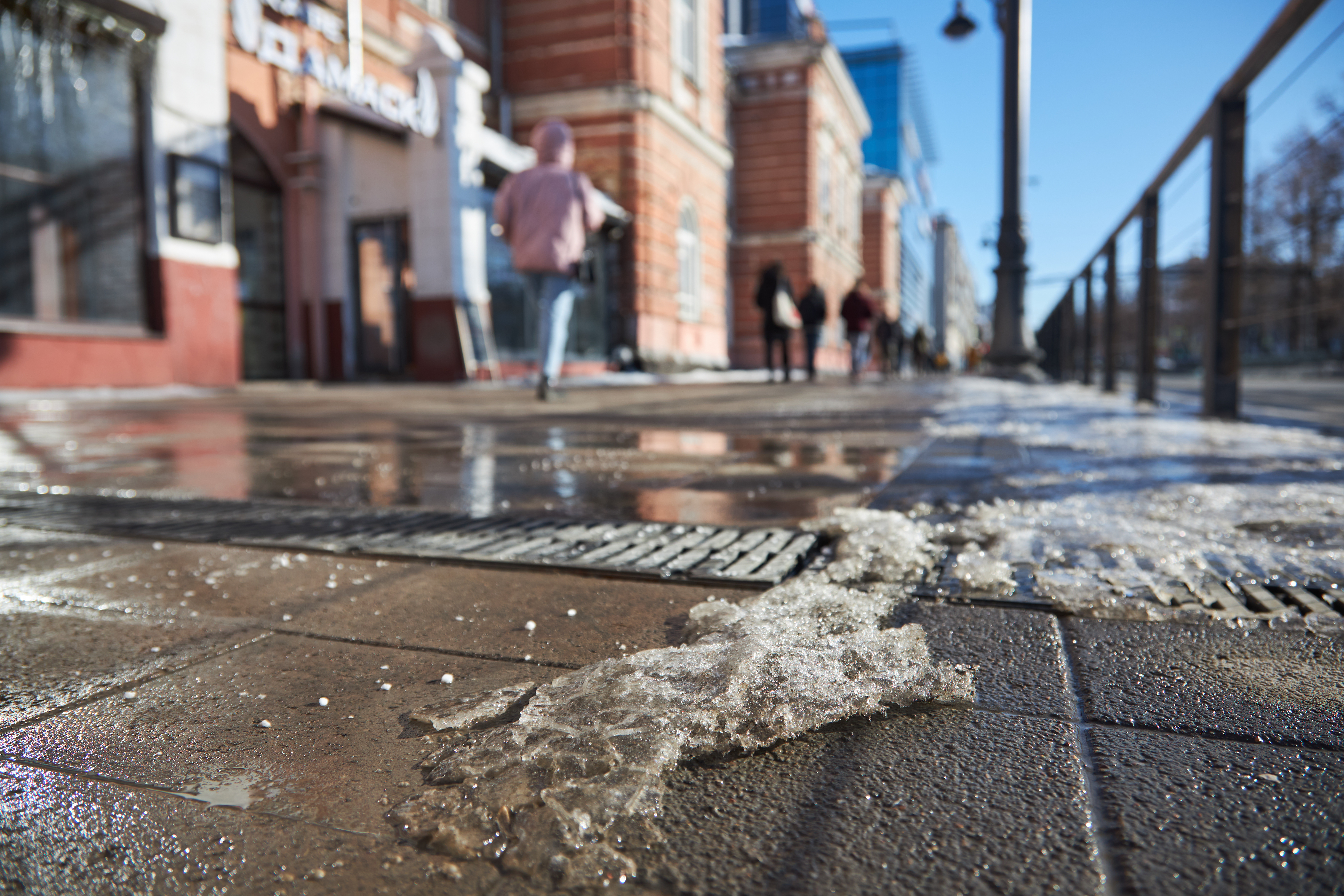 Погода растает. Мокрый снег Челябинск. Потепление. Наледь пешеходных дорог.