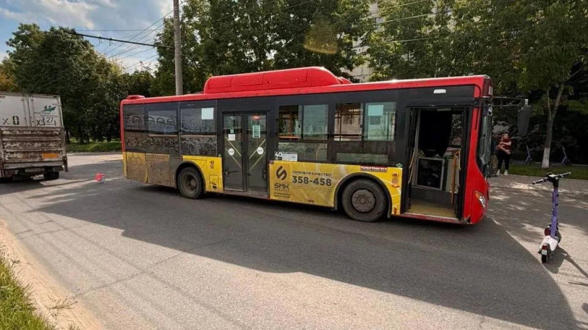 В Хабаровске подростки на электросамокате столкнулись с автобусом