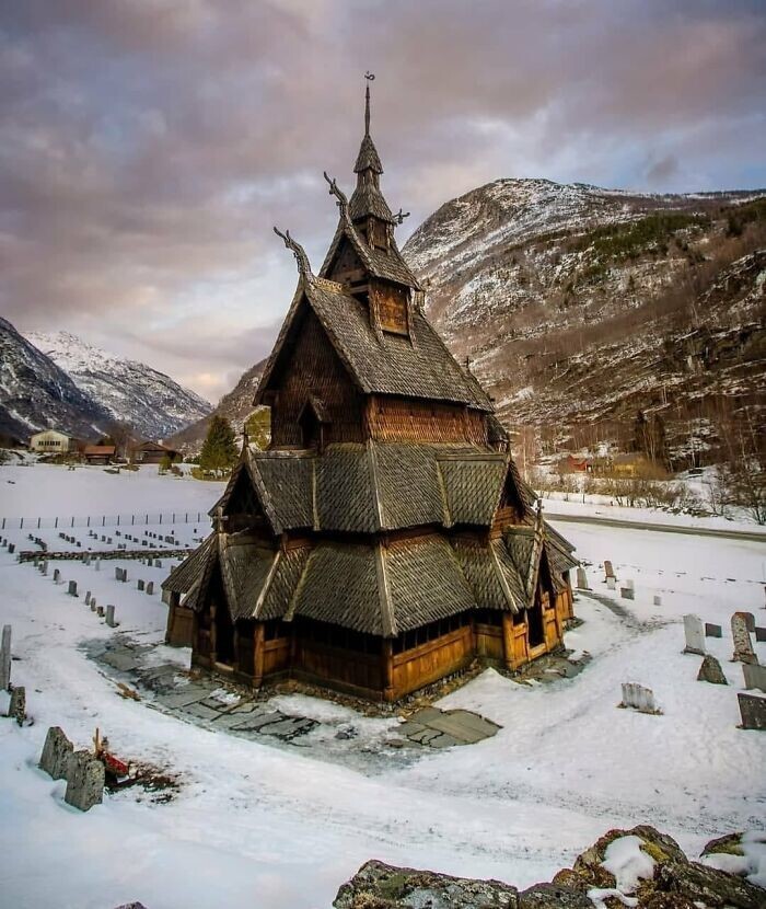 11. 800-летняя церковь в Боргунде, Норвегия, построена полностью из дерева без единого гвоздя