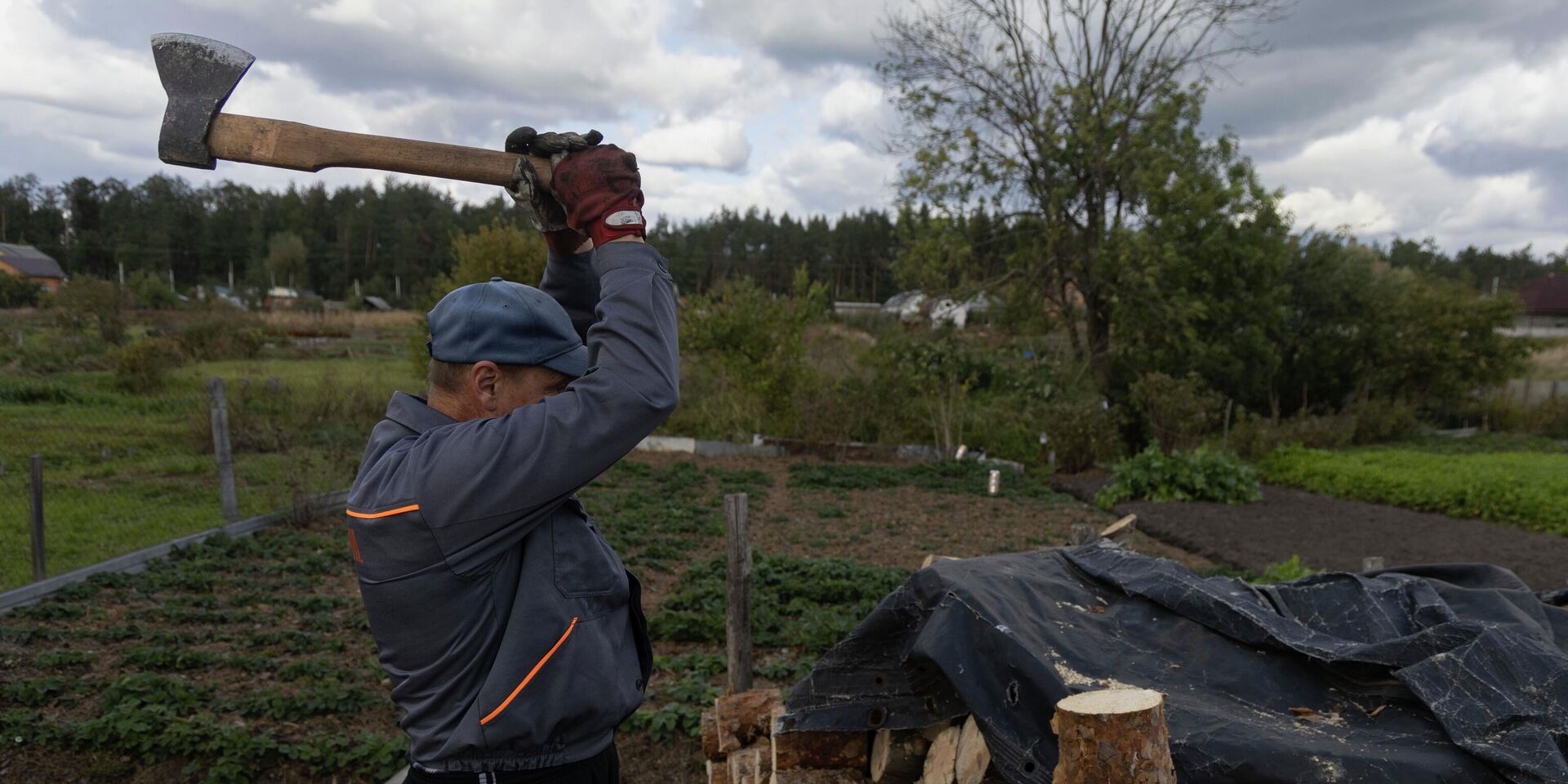 Анатолий Федорко колет дрова возле своего дома в Мощуне, недалеко от Киева - ИноСМИ, 1920, 13.11.2025