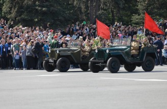 Алексей Текслер принял участие в торжественном построении, посвященном 80-й годовщине Победы в Великой Отечественной войне