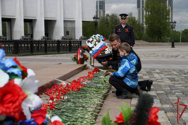 В преддверии Дня Победы столичные росгвардейцы возложили цветы к Вечному огню на Поклонной горе (видео)