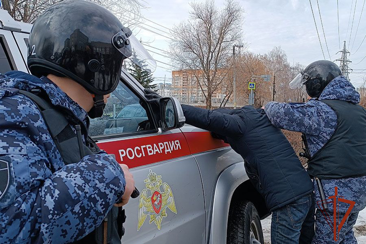 Сотрудниками Росгвардии задержан подозреваемый в грабеже житель города Татарска