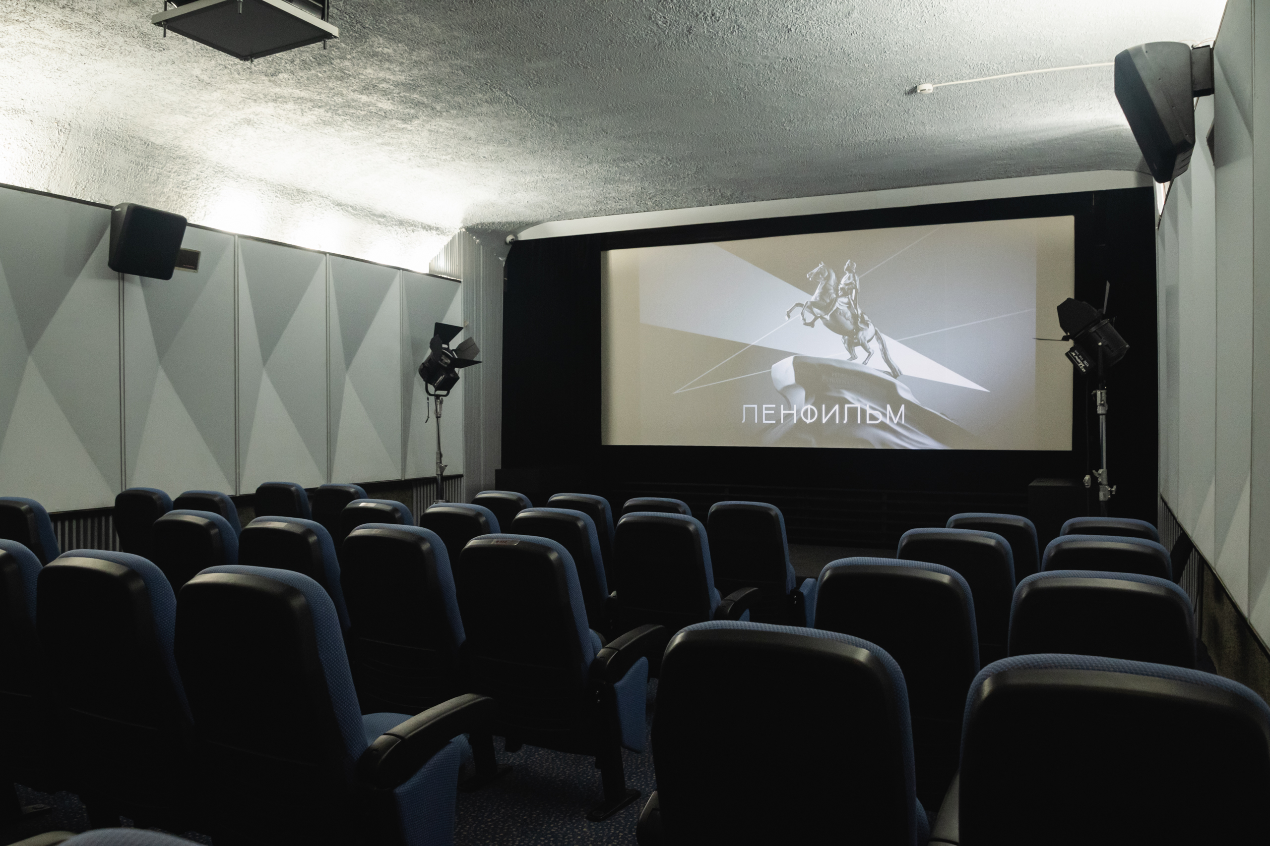 Киностудия «Ленфильм» провела экскурсию для блокадников 25