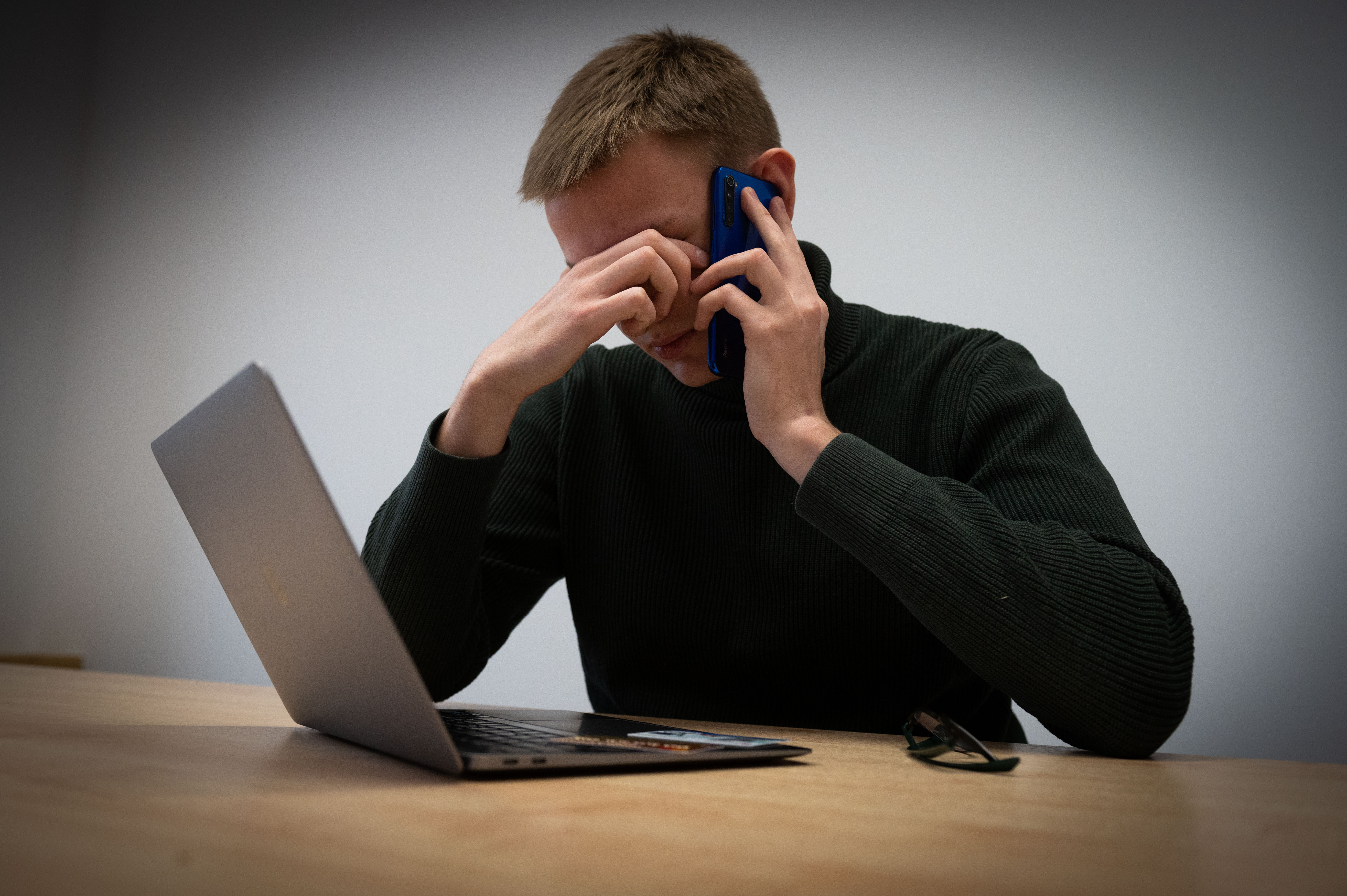 телефонное мошенничество. мошенники банковские карты. интернет мошенники интернет-магазин. мошенничество с кредитами. жертва мошенников.