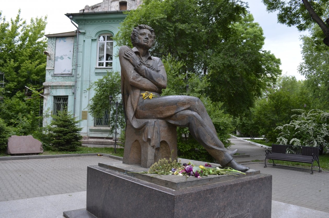 Сквер и памятник Пушкину