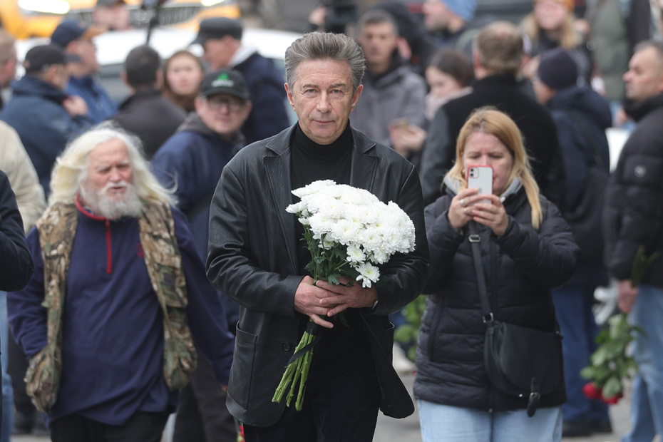 Валерий Сюткин на церемонии рощания с телеведущим Юрием Николаевым на Троекуровском кладбище в Москве