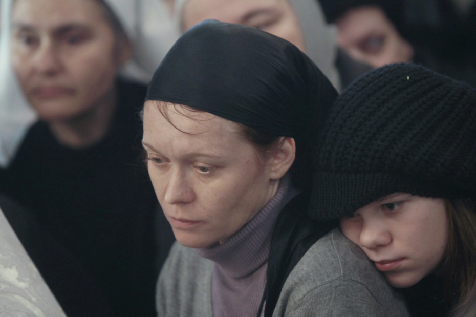 Вдова священника Даниила Сысоева Юлия Брыкина с дочерью Иустиной во время отпевания иерея Даниила