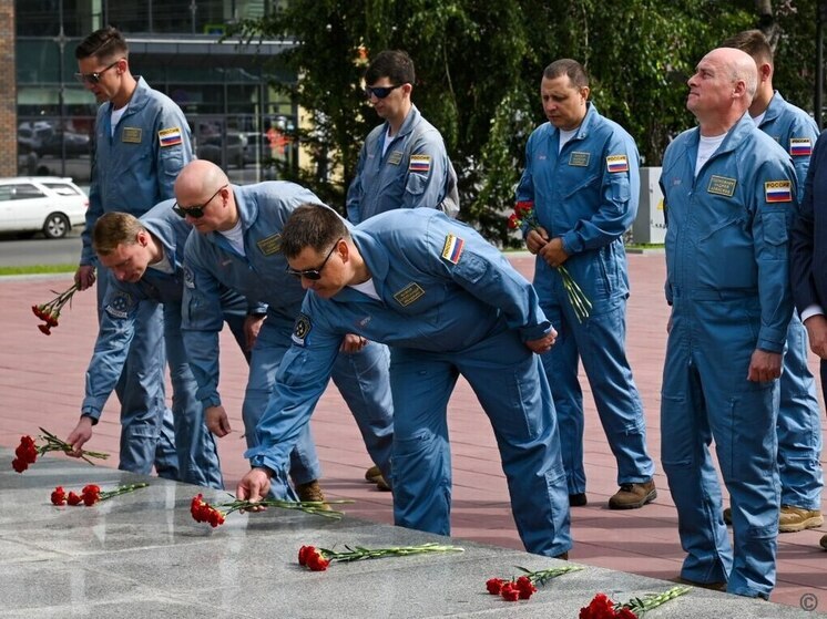 «Русские Витязи» возложили цветы к Мемориалу Славы в Барнауле