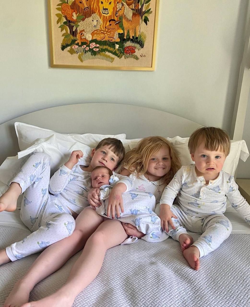 Фотосессия с четырьмя детьми. 4 картинка для детей. Четверо детей. Четыре ребенка у меня. Апрель для детей.