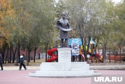 Памятник Балакшину в горсаду Кургана