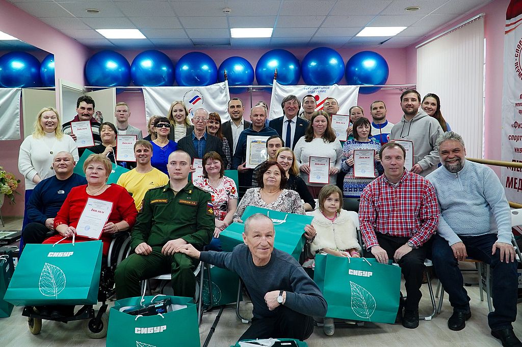 Участники мероприятия с благодарственными письмами, дипломами и подарками