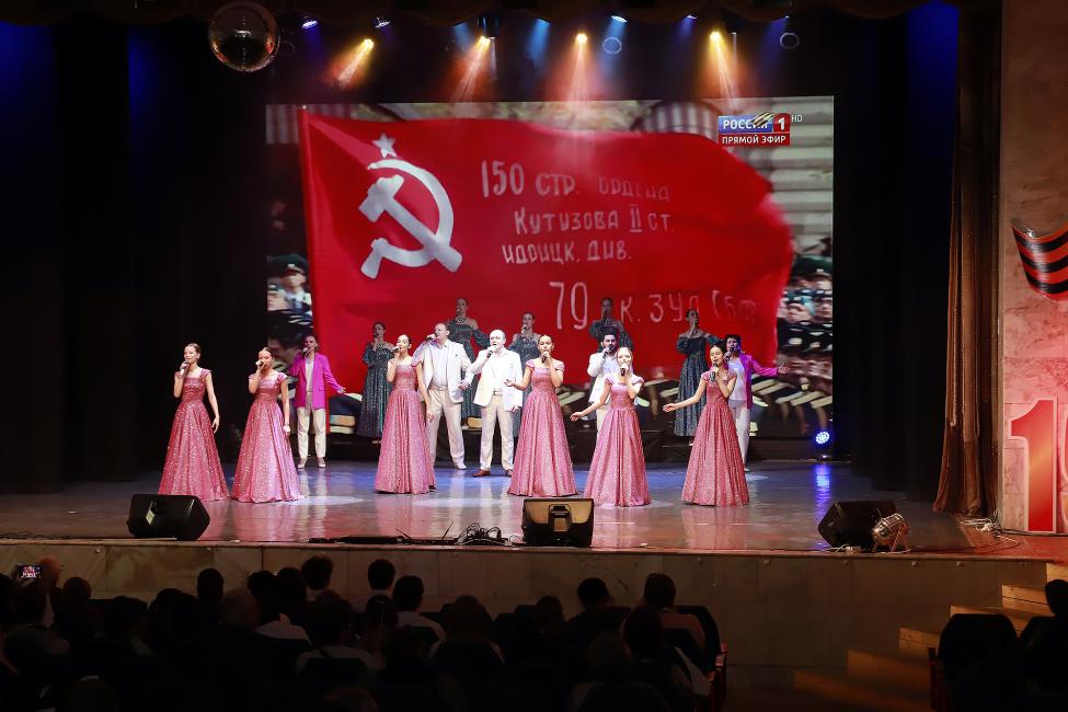 на сцене - хор