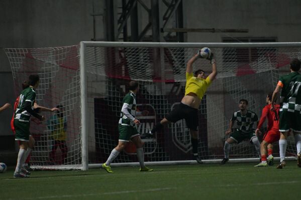 Вратарь ловит мяч после удара игрока "Бзаны". - Sputnik Абхазия