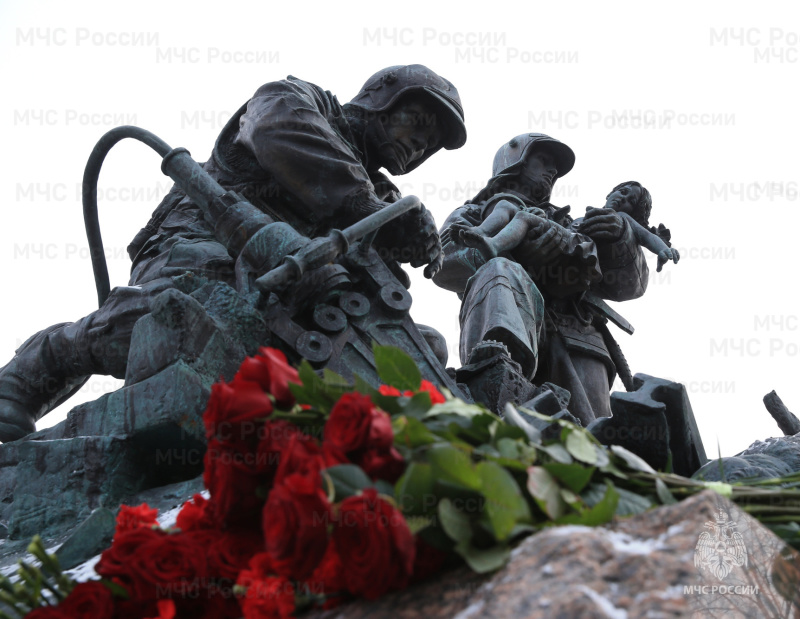 В День спасателя Александр Куренков и Сергей Шойгу возложили цветы к комплексу памятников пожарным и спасателям