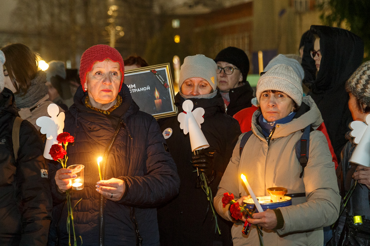 Изображение новости "Владимир Уйба почтил память погибших в результате теракта в ТЦ «Крокус Сити Холл»"