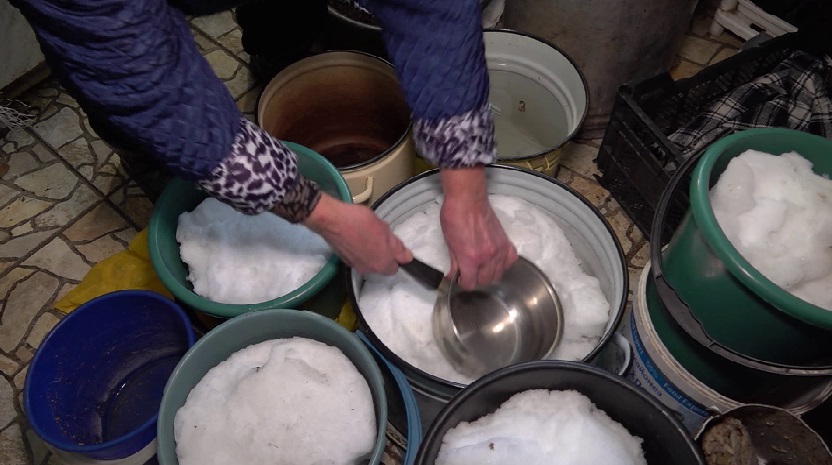 Жители поселка Красноармеец вынуждены топить снег, чтобы готовить пищу