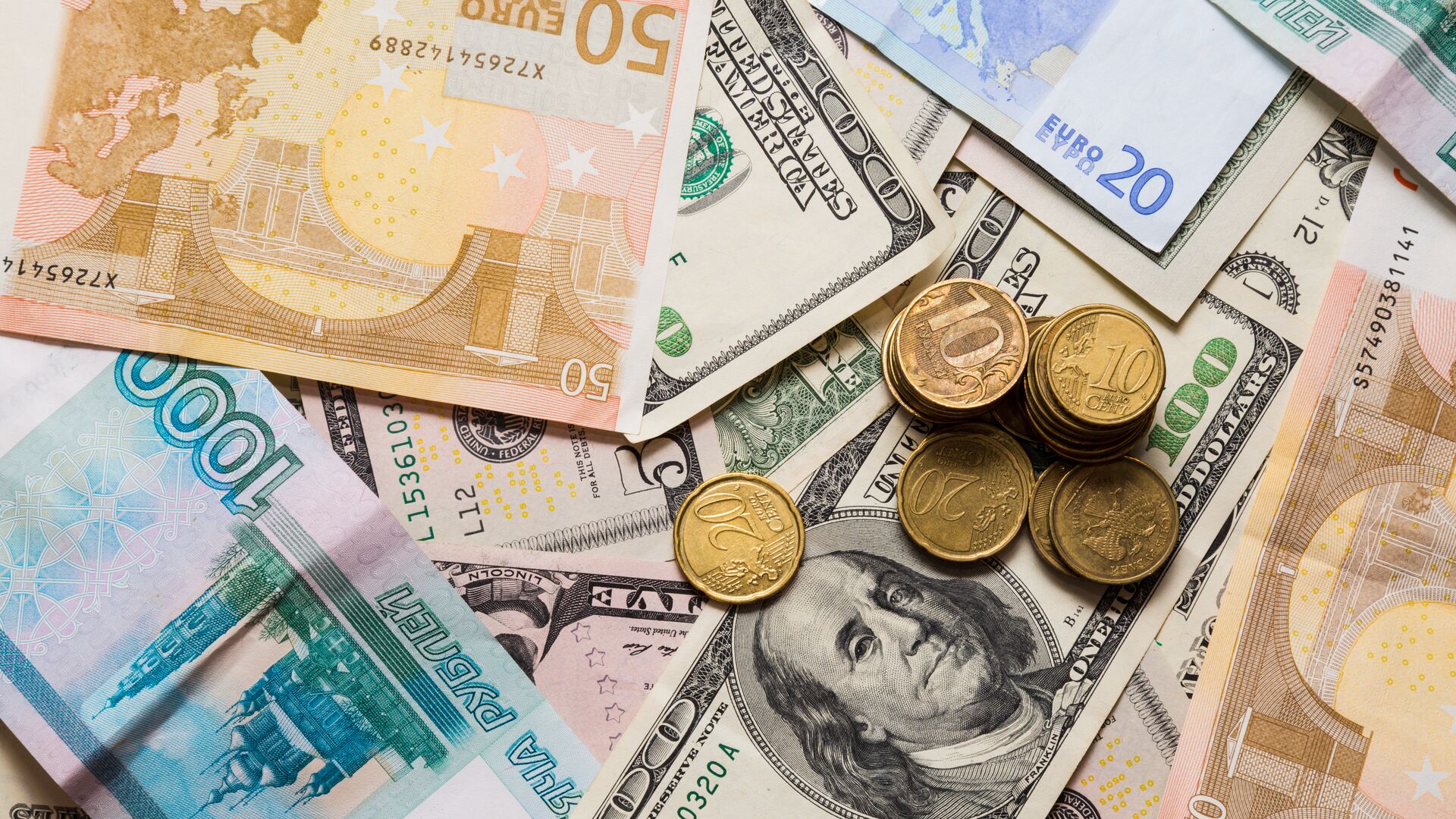 Доллары на евро в спб. Доллар евро рубль. Евро в рубли. Доллары в рубли. Мировые деньги.