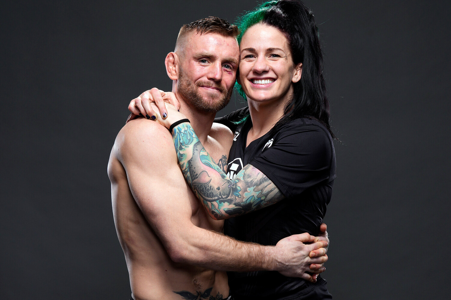 Боец UFC Эллиотт признался, что его жена изменила ему с лучшим другом в ден...