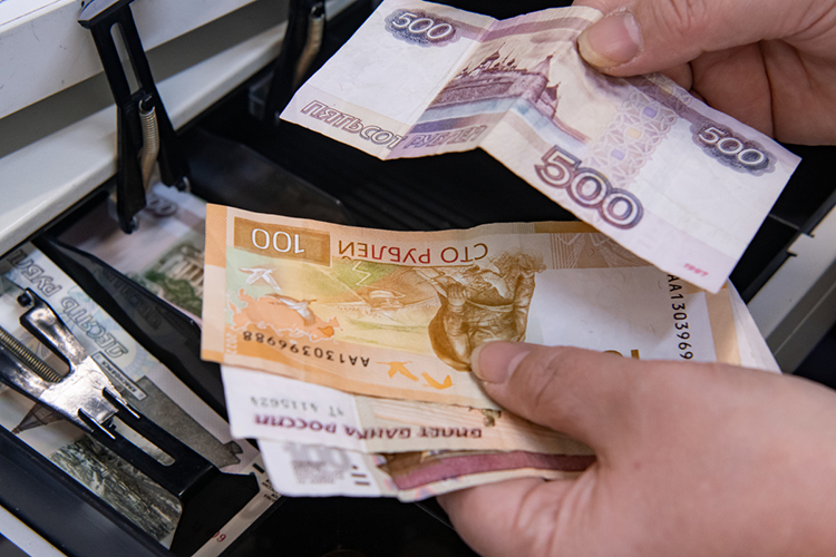 Медианная выручка должников — 141,2 млн рублей, добросовестного бизнеса — 430,5 млн рублей. При этом общая задолженность по налогам за год выросла на 22,9% до 2,5 трлн рублей на начало 2026-го