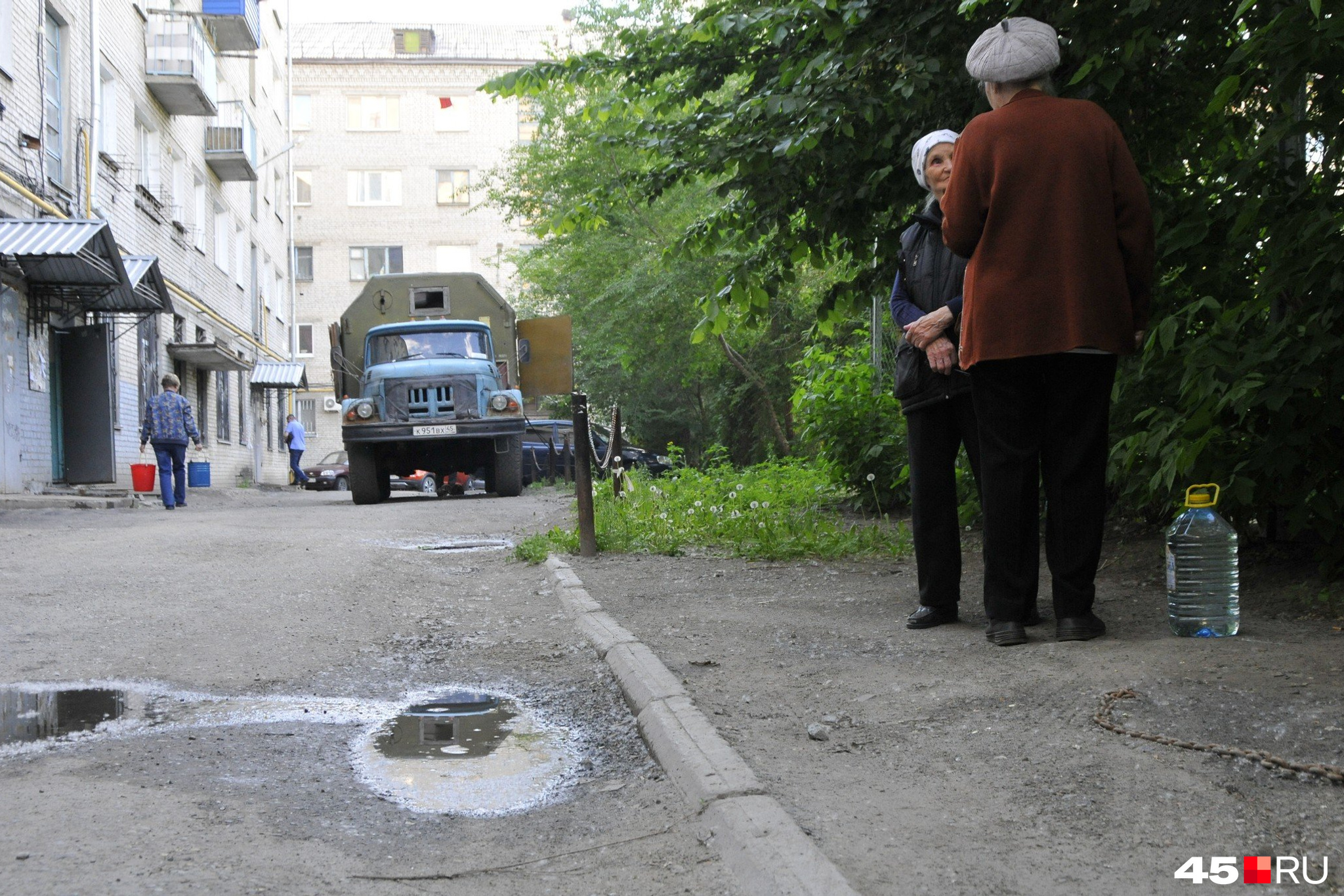 Почему нет воды на проспекте. Спалили на улице.