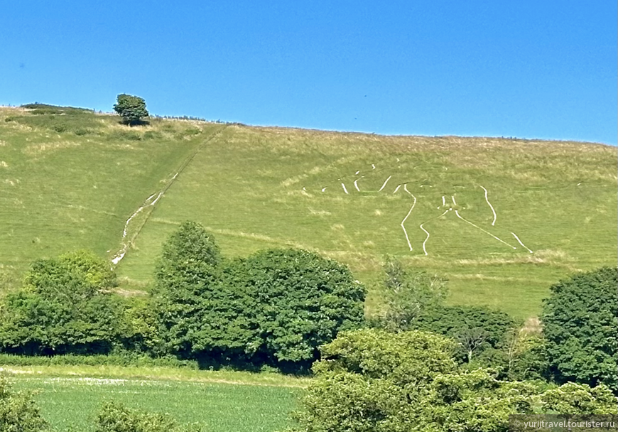 Справа видна фигура Cerne Abbas