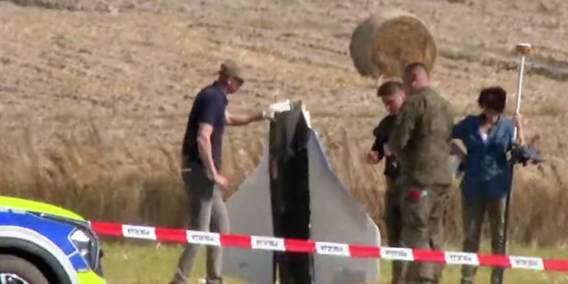 Сотрудники правоохранительных органов и военные на месте обнаружении сбитого беспилотника в Польше - ИноСМИ, 1920, 14.09.2025