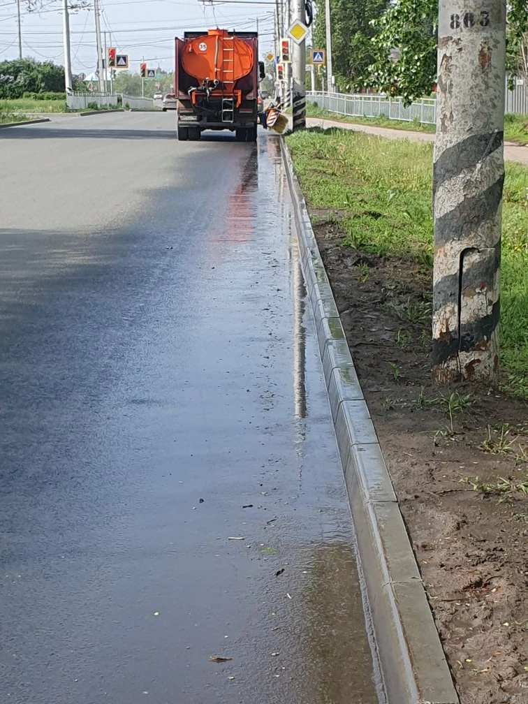 В Балаково приступили к мойке бордюров