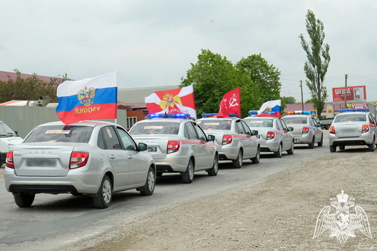 В Дагестане росгвардейцы провели автопробег ко Дню Победы и юбилею ведомства