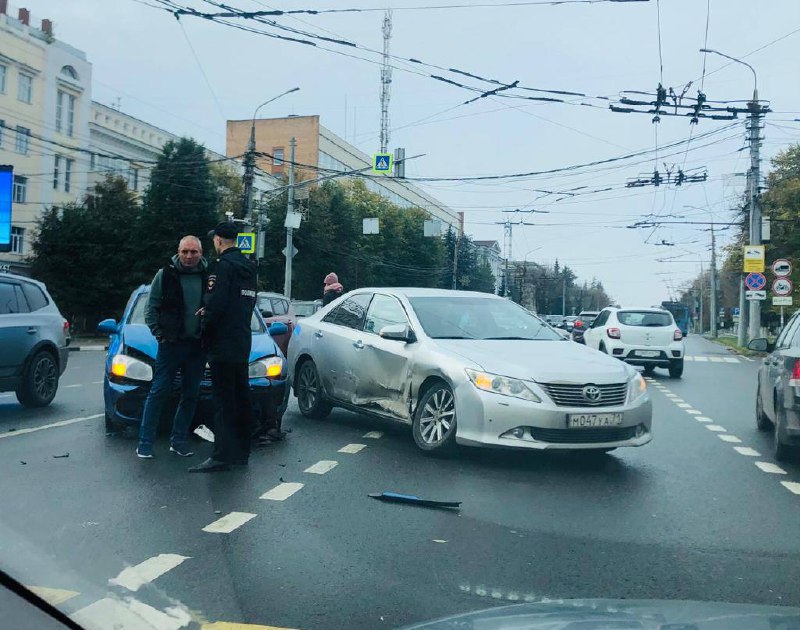 Дтп на проспекте ленина. Авария на проспекте Ленина в Туле сегодня. Авария в Туле сегодня утром на проспекте Ленина. Тула ДТП проспект Ленина 2022. Тула ДТП проспект Ленина 2023.