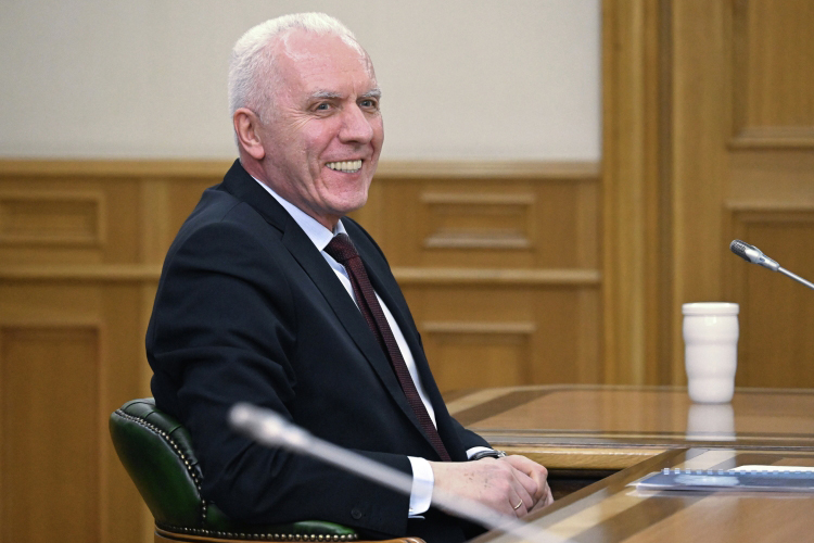 В 2024 году Гуцана переназначили в должности полпреда президента. К слову, он также входит сегодня и в состав членов совбеза, Госсовета России, а также член совета при президенте РФ по стратегическому развитию и национальным проектам