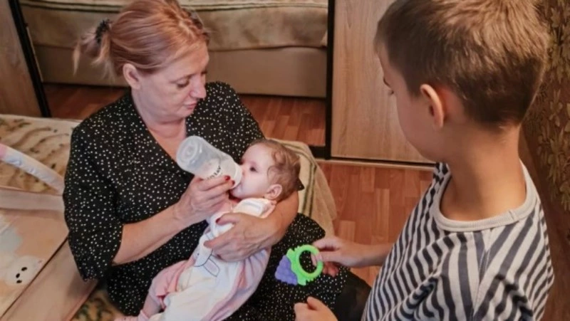 Девочка из Долинска добралась до Москвы с новой семьей