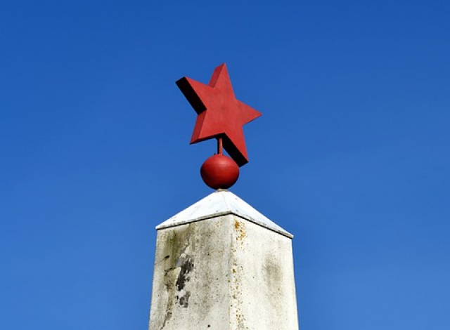 Красная звезда на обелиске
